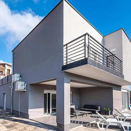 Gorgeous In With Wifi Prázdninový dům Bibinje